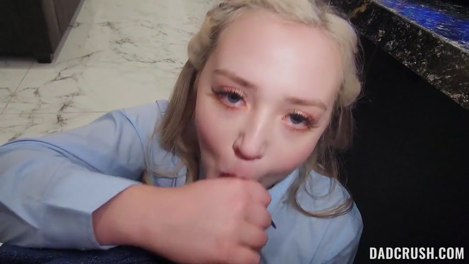 Eva Nyx's Steamy Boss Blowjob: Lap & Panties Action
