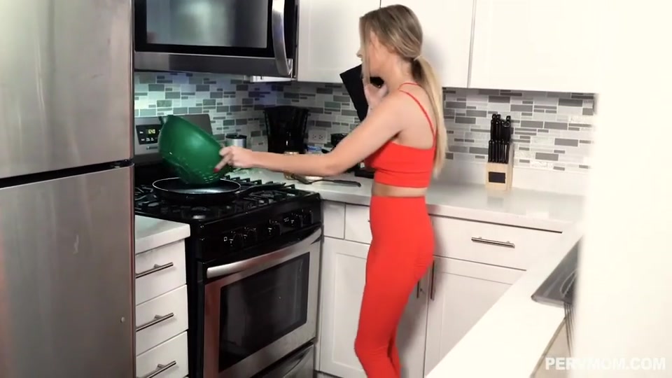 Stepmom Linzee Ryder's Kitchen Boobs