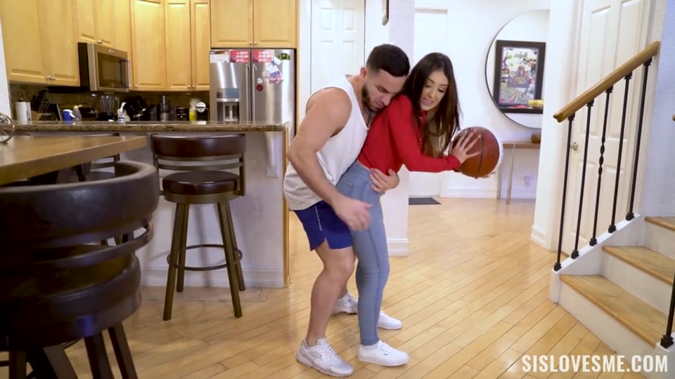 Violet Gems Teaches Stepmom a Hot Game
