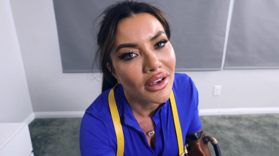Stepmom Savanah Storm Fucks Joshua Lewis in Wasteland