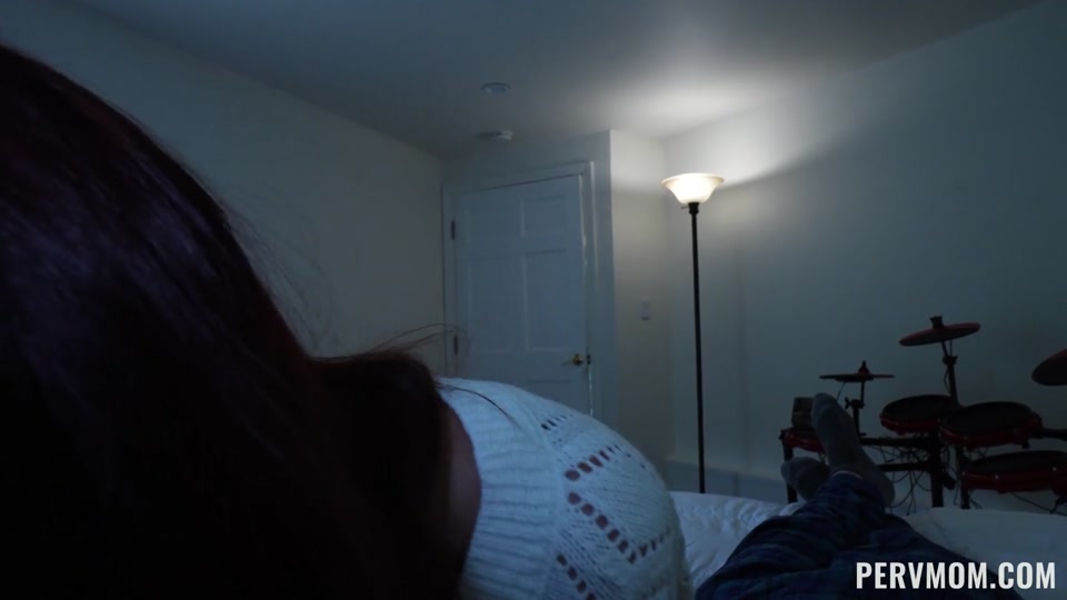 Stepmom Jessica Ryan's Ass in Red Panties